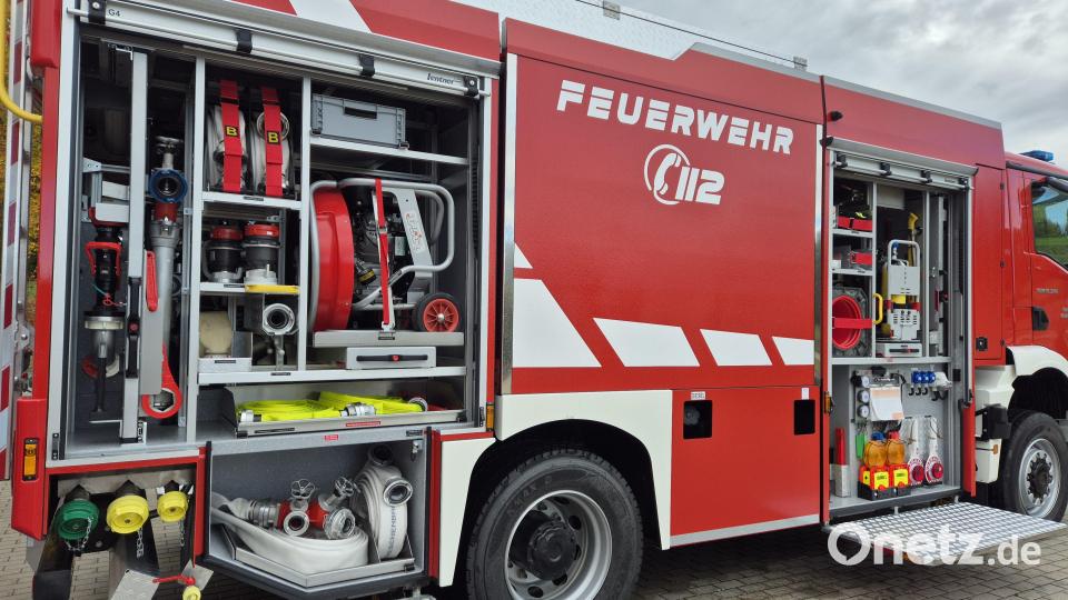Ein Blick ins Innenleben des neuen Tanklöschfahrzeugs TLF 4000. Vom Überdrucklüfter bis hin zum Notfallrucksack ist alles vorhanden. Hinter dem Schriftzug Feuerwehr 112 befindet sich der Wassertank mit einem Fassungsvermögen von 5500 Litern. Bild: Lowak