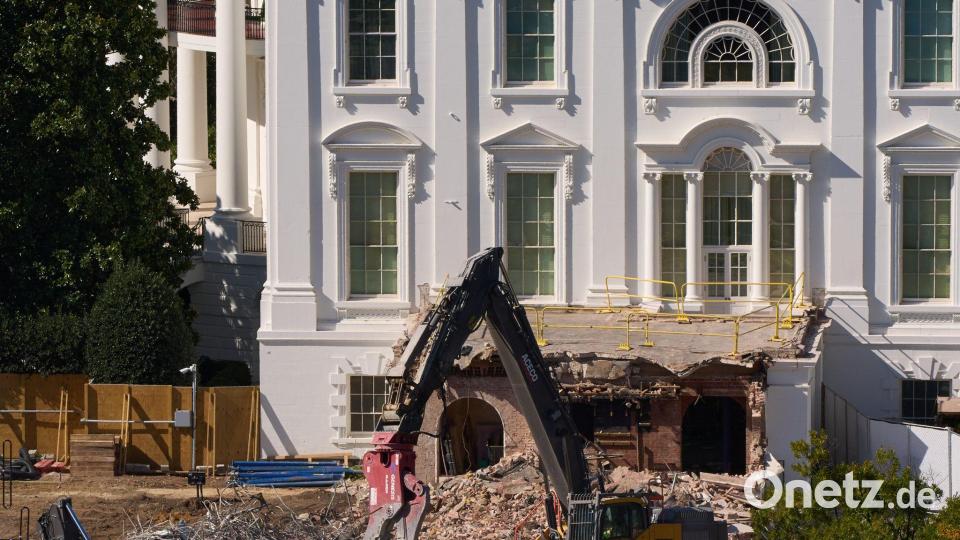 Ein Bagger während der Abrissarbeiten an einem Teil des Ostflügels des Weißen Hauses. Hier soll ein neuer Ballsaal gebaut werden. Bild: Jacquelyn Martin/AP/dpa
