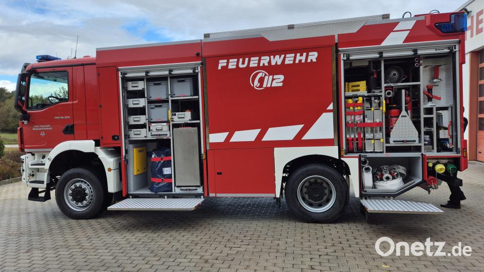Hinter der Abdeckung sind die verschiedenen Ausrüstungsgegenstände gut verstaut. Links unten ist etwa der faltbare Wassertank zu sehen, der im Bedarfsfall auch immer wieder befüllt werden kann. Bild: Lowak
