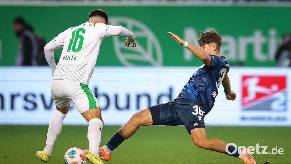 Die Karlsruher, hier Rafael Pinto Pedrosa (r) gegen Aaron Keller, waren auch zweikampfstärker. Bild: Daniel Karmann/dpa