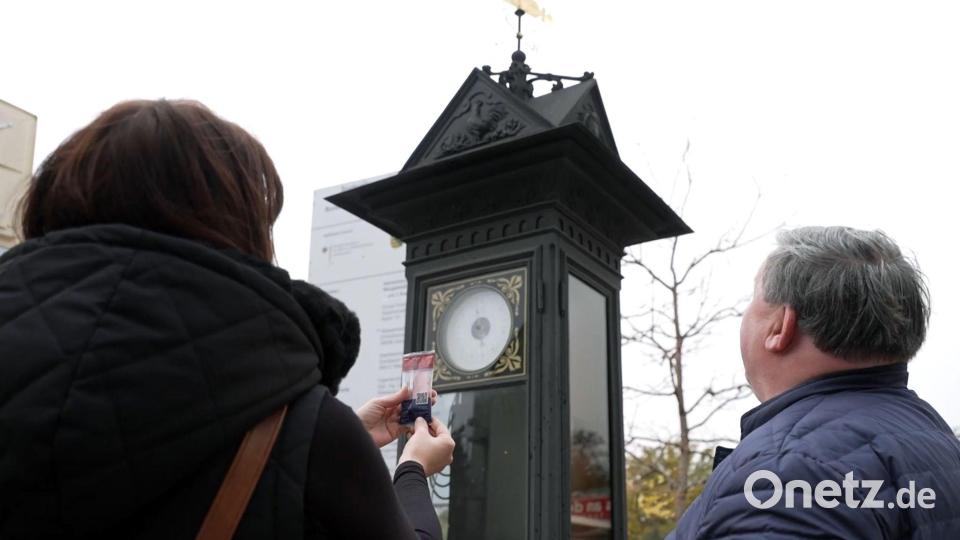 Die historische Annoncenuhr ist eine Sehenswürdigkeit der Stadt Werdau. Als Schaumzucker-Nachbildung sorgt sie weit über die Stadtgrenzen hinaus für Belustigung. Bild: Mike Müller/dpa
