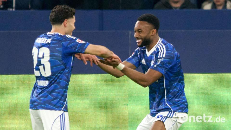 Torschütze Moussa Sylla jubelte mit dem Vorlagengeber Soufiane El-Faouzi. Bild: Bernd Thissen/dpa