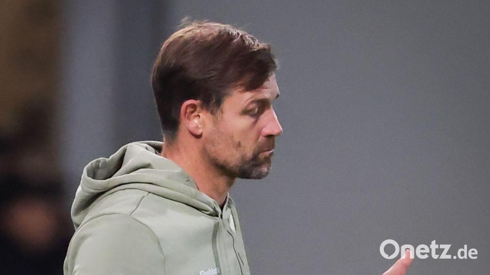 Nichts klappt: Fürths Trainer Thomas Kleine hadert. Bild: Daniel Karmann/dpa