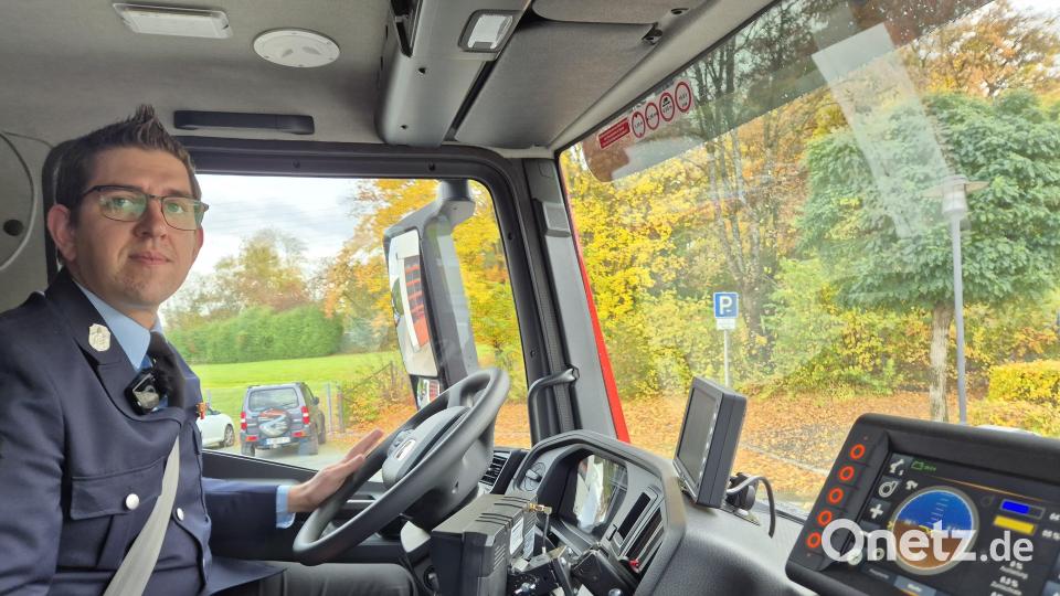 Kommandant Matthias Friedrich sitzt am Steuer des neuen Tanklöschfahrzeugs TLF 4000. Bild: Lowak