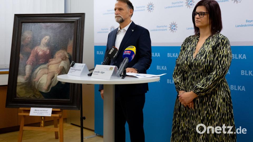 Jennifer Jäger, Staatsanwältin, und Patrick Haggenmüller, Leiter der Kunstfahndung des Bayerischen Landeskriminalamtes (BLKA) stehen neben dem gefälschten Bild „Maria mit Kind“. Bild: Sven Hoppe/dpa
