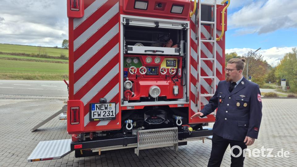 Gerätewart Christian Höcht erklärt die Steuereinheit am Heck des neuen Fahrzeugs. Bild: Lowak