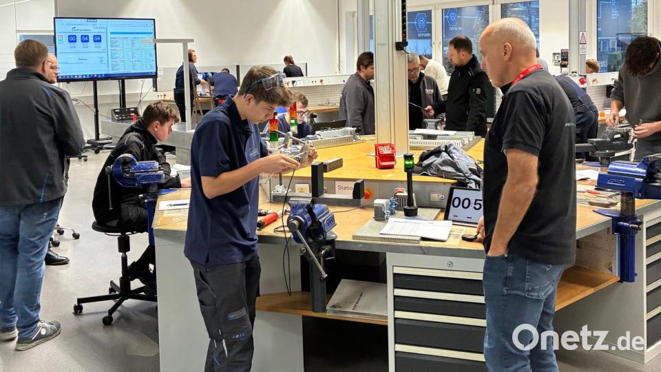 An verschiedenen Kompetenzstationen stellten die zehn Auszubildenden beim 1. WorldSkills RegioCup Nordoberpfalz ihr Können unter Beweis – unter zeitlichem Druck und unter Beobachtung der Jury. Bild: WorldSkills Germany