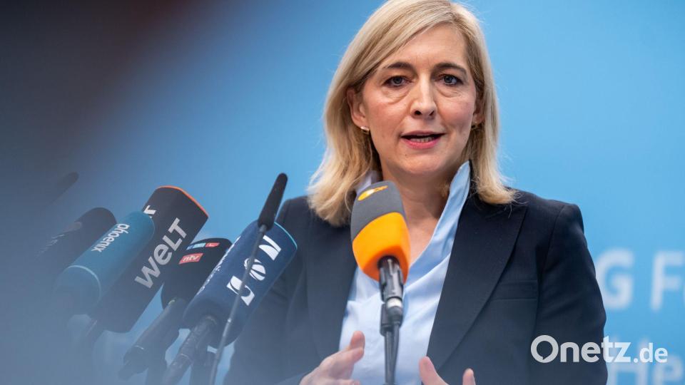Nach Plänen von Ministerin Warken sollen die Beiträge stabil bleiben können. Bild: Michael Kappeler/dpa