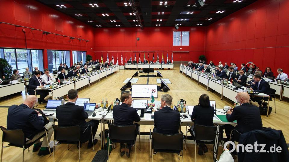 14 Länderchefs diskutierten zwei Tage lang in der Mainzer Rheingoldhalle. Nicht mit dabei waren die Ministerpräsidentinnen des Saarlandes und von Mecklenburg-Vorpommern, Anke Rehlinger und Manuela Schwesig (beide SPD). Bild: Hannes P. Albert/dpa