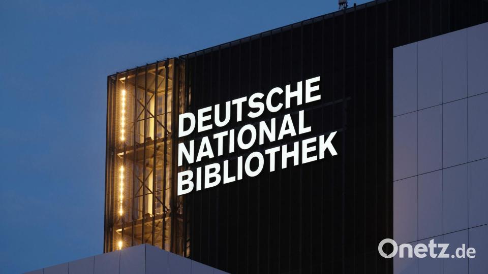 Der Schriftzug "Deutsche Nationalbibliothek" (DNB) leuchtet an einem 55 Meter hohen Gebäude der früheren Deutschen Bücherei. (Archivbild) Bild: Sebastian Willnow/dpa