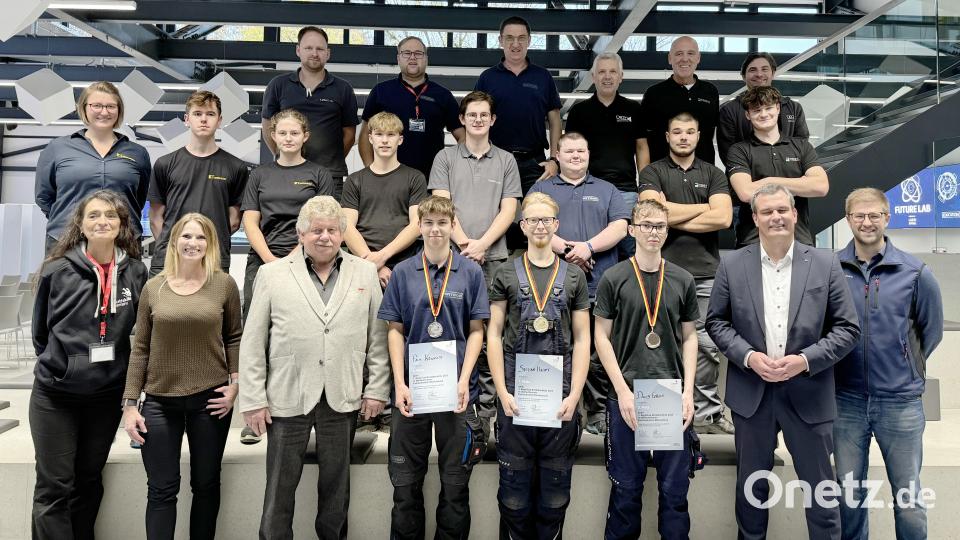 Freude nach der Siegerehrung: Teilnehmende des 1. WorldSkills RegioCups Nordoberpfalz gemeinsam mit den Jurymitgliedern und Vertretern der Partner und Unterstützer. Bild: Überbetriebliches Bildungszentrum in  Ostbayern
