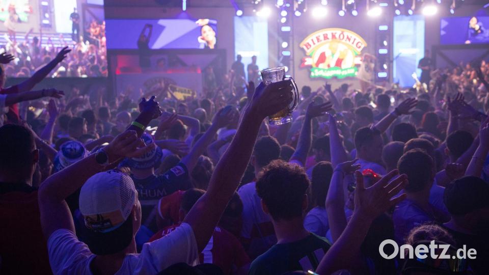 Im Bierkonig wird auf der Saisonabschlussparty zum Ende des Sommers 2025 gefeiert Bild: Clara Margais/dpa
