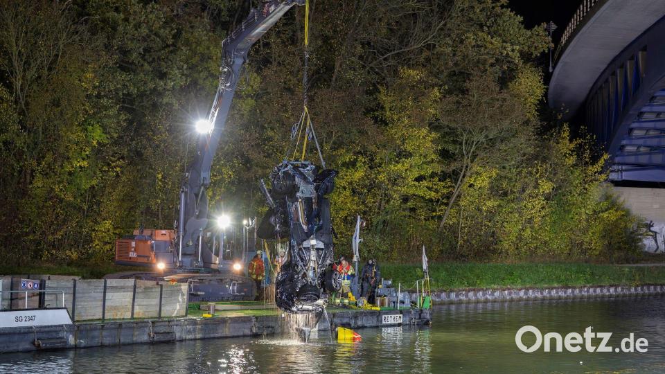 Am Samstagabend wurde mit Hilfe eines Kranfahrzeugs das Auto aus dem Mittellandkanal geborgen. Bild: Stefan Sobotta/dpa