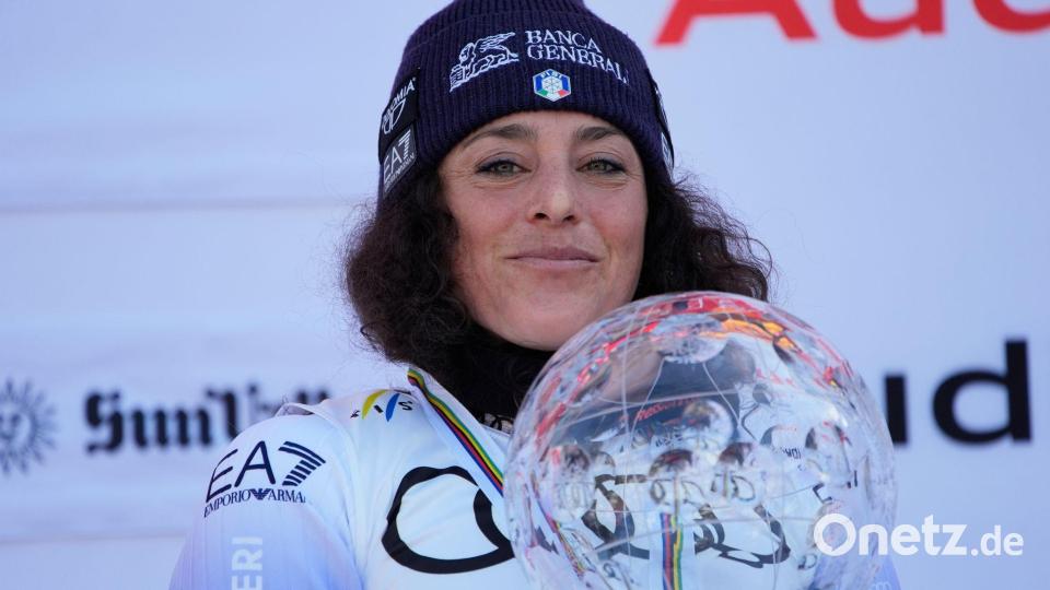 Die Hände an der Kugel: Federica Brignone nach dem Gewinn des Gesamtweltcups. (Archivbild) Bild: John Locher/AP/dpa