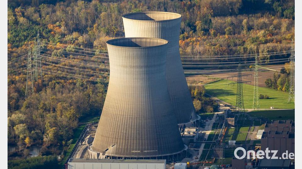Die beiden Kühltürme des früheren Kernkraftwerks Gundremmingen sollen am Samstag genau um 12.00 Uhr gesprengt werden. (Archivbild) Bild: Peter Kneffel/dpa