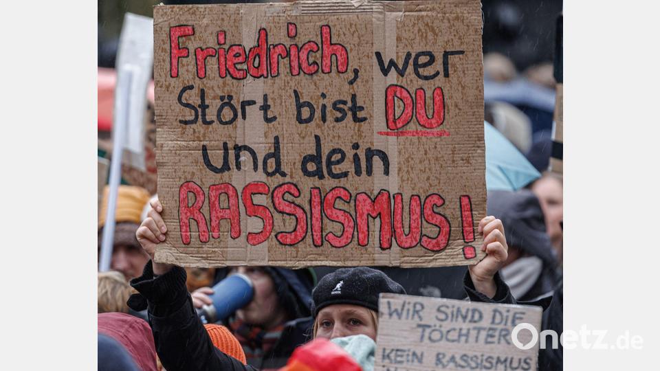 Nicht nur Menschen mit Migrationshintergrund werfen Bundeskanzler Friedrich Merz (CDU) nach seinen Äußerungen zu Migration und dem „Stadtbild“ Rassismus vor. Bild: Markus Scholz/dpa