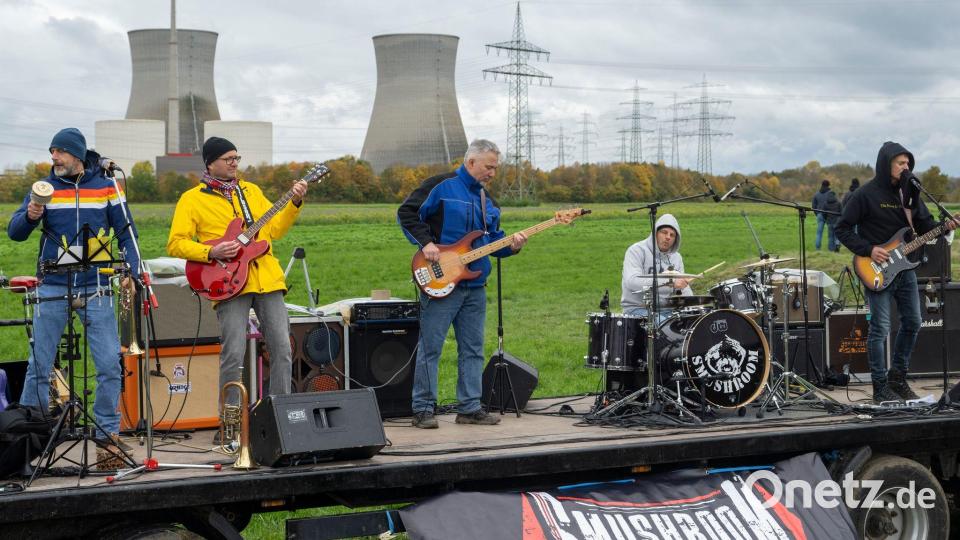 Die Band Smushroom spielt auf einem Anhänger kurz vor der Sprengung. Bild: Stefan Puchner/dpa