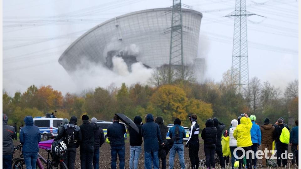 Der zweite Kühlturm des stillgelegten Kernkraftwerkes Gundremmingen stürzt nach der Sprengung zusammen Bild: Sven Hoppe/dpa