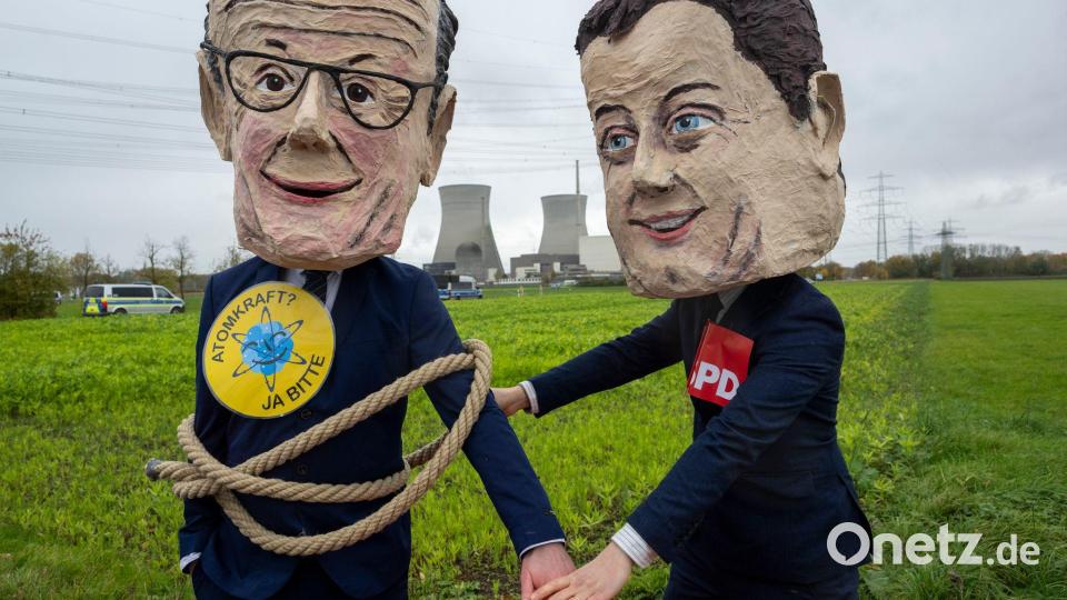 Als Bundeskanzler Friedrich Merz (l) und SPD-Vorsitzender Lars Klingbeil verkleidete Atomkraftbefürworter demonstrieren gegen die Sprengung. Bild: Stefan Puchner/dpa