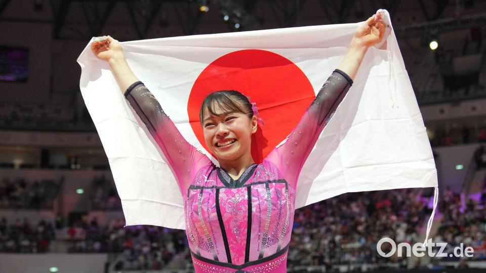 Aiko Sugihara jubelt über ihren Boden-Titel. Bild: Dita Alangkara/AP/dpa