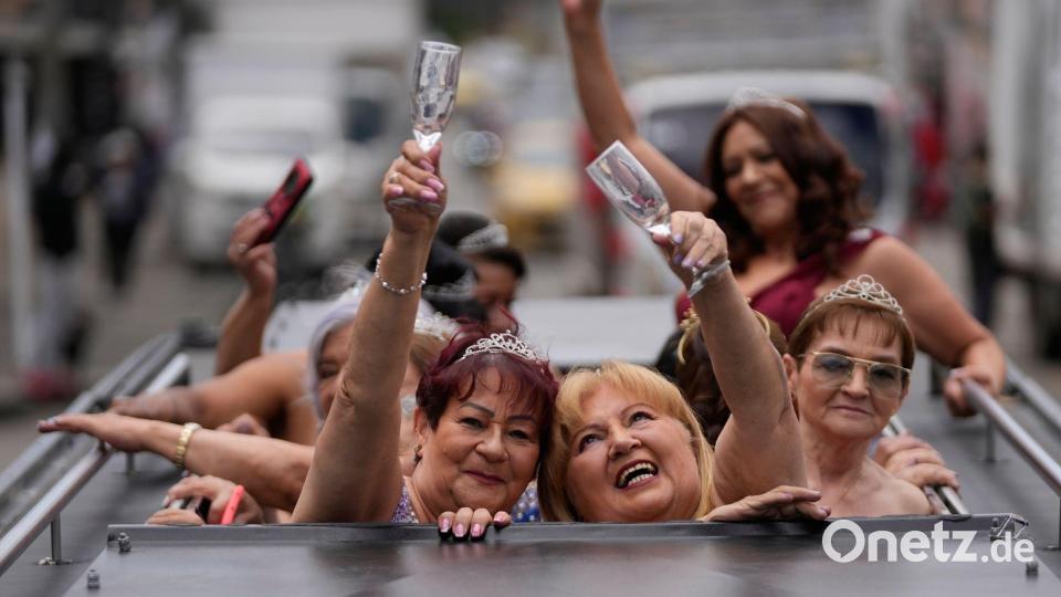 Blanca Guerrero, 67, links, und Gloria Sanabria, 67, rechts, fahren in einer Limousine zu einer Quinceanera-Feier für Frauen, die nie eine traditionelle 15. Geburtstagsparty feiern konnten. Bild: Fernando Vergara/AP/dpa