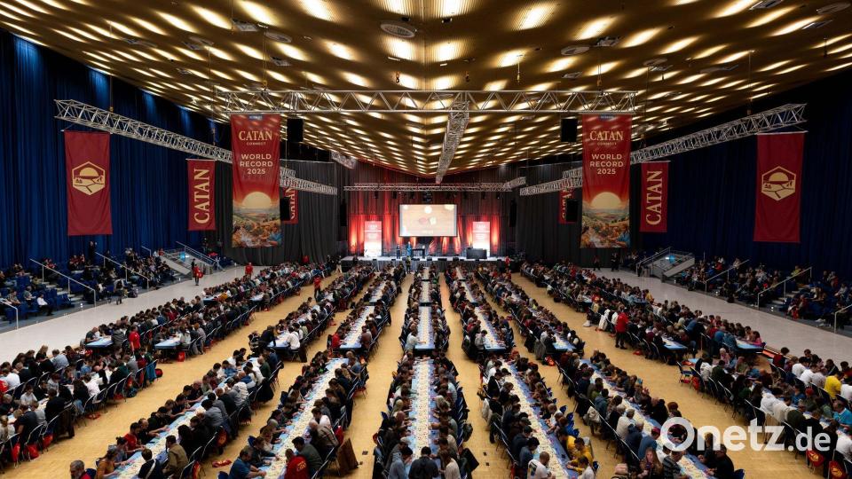 beim Weltrekordversuch des größten Catan-Spiels aller Zeiten bei der Messe „Spiel Essen 2025“ spielen über 1000 Spieler gleichzeitig das Spiel Catan Connect. Bild: Fabian Strauch/dpa