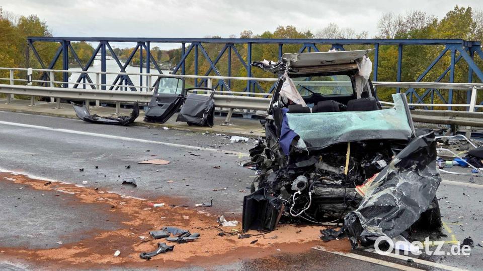 Rettungskräfte sind am Unfallort im Einsatz. Bild: Christian Brahmann/dpa