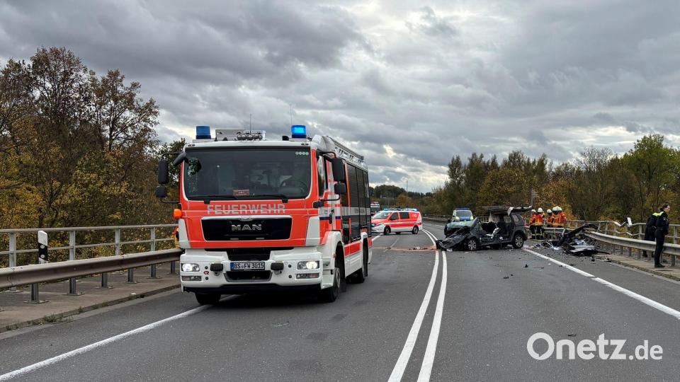 Rettungskräfte sind am Unfallort im Einsatz. Bild: Benjamin Müller/dpa