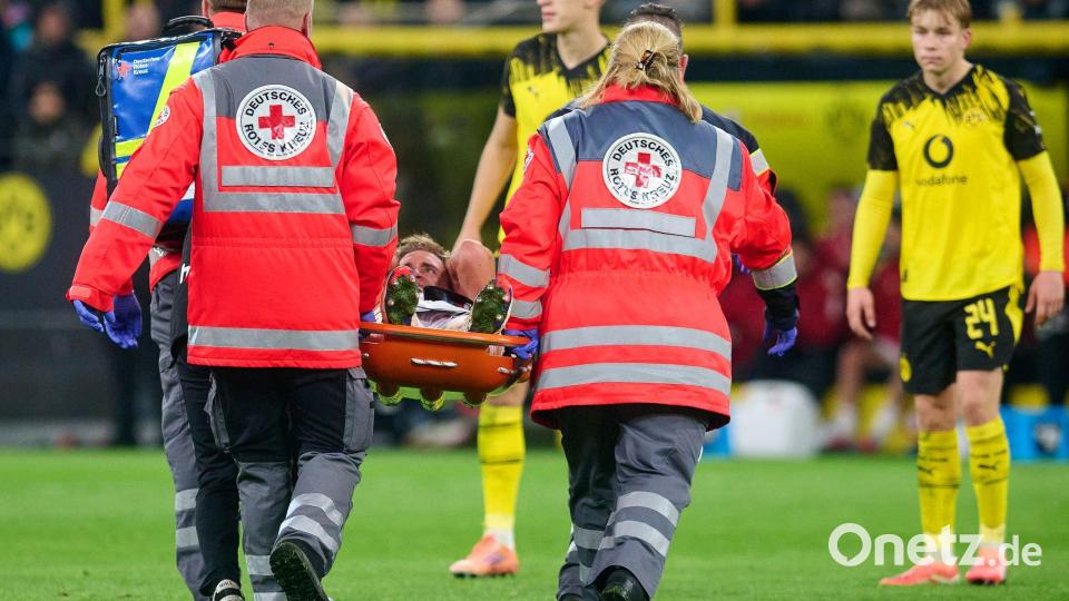Timo Hübers wird nach seiner schweren Knieverletzung vom Platz getragen. Bild: Bernd Thissen/dpa