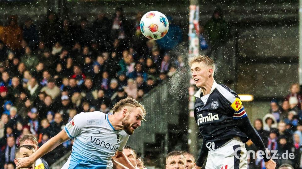 2. Liga in Kiel: Bernhardsson (r, Kiel) und Strompf (Bochum) kämpfen bei Regen um jeden Ball. Bild: Frank Molter/dpa