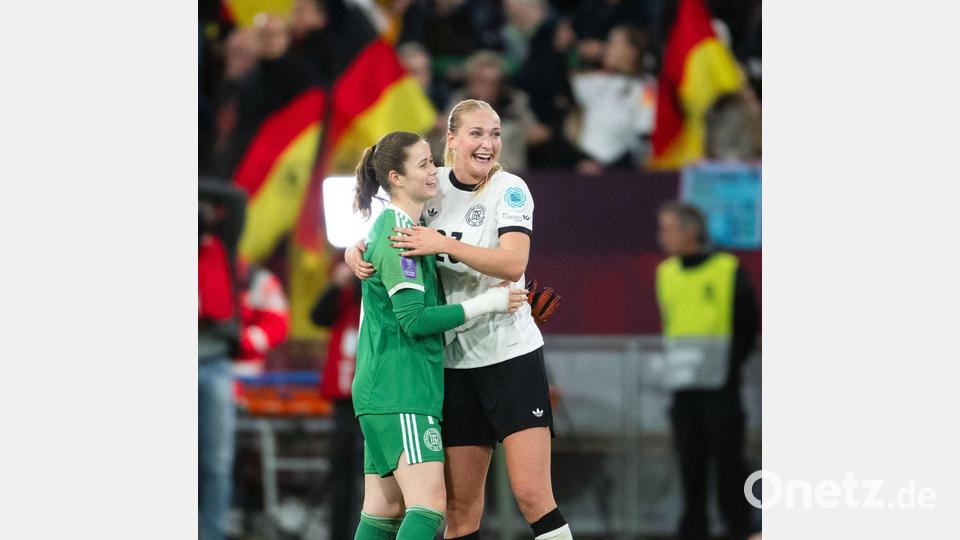 Gewinner beim Frankreich-Spiel: Torhüterin Stina Johannes (l.) und Debütantin Camilla Küver Bild: Marius Becker/dpa