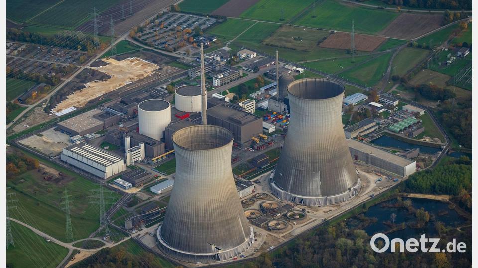 Die beiden Kühltürme des früheren Kernkraftwerks Gundremmingen sollen am Samstag genau um 12.00 Uhr gesprengt werden. (Archivbild) Bild: Peter Kneffel/dpa