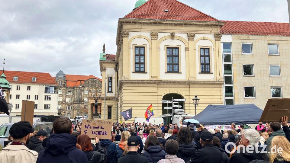 In Magdeburg gingen am Samstag rund 300 Menschen auf die Straße. Bild: Dörthe Hein/dpa