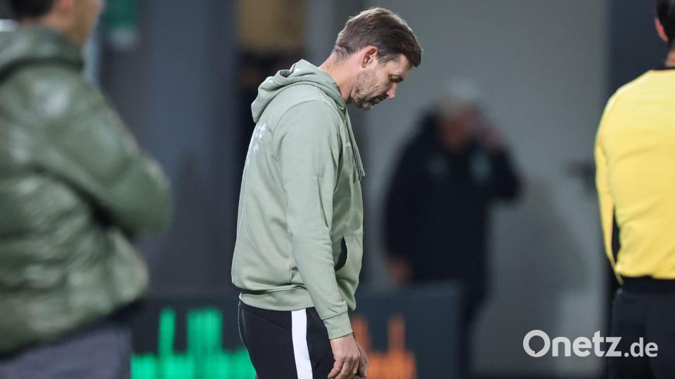 Der Druck auf Fürths Trainer Thomas Kleine wächst. Bild: Daniel Karmann/dpa