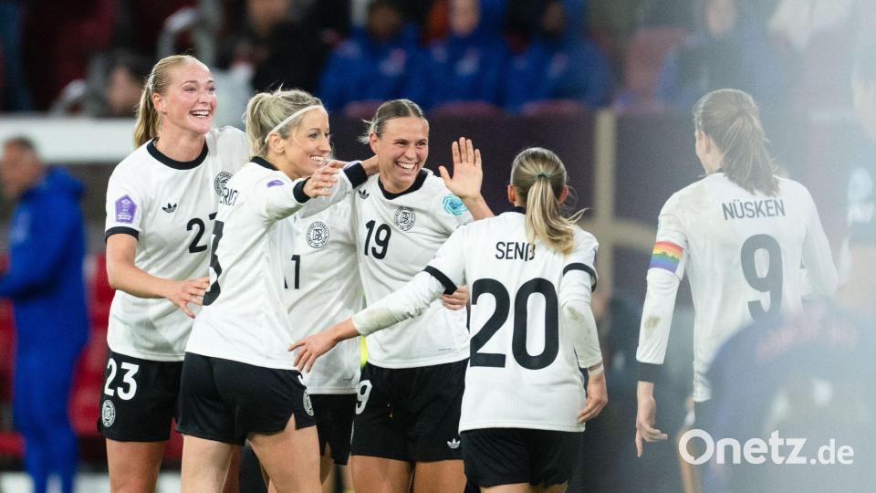 Deutsche Jubeltraube: Auch dank Camilla Küver (l) blieb die DFB-Elf ohne Gegentor. Bild: Marius Becker/dpa