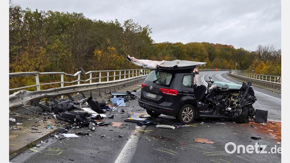 Rettungskräfte sind am Unfallort im Einsatz. Bild: Christian Brahmann/dpa