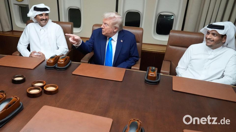 Der US-Präsident trifft den Emir von Katar und den Ministerpräsidenten des Landes an Bord der Air Force One. Bild: Mark Schiefelbein/AP/dpa