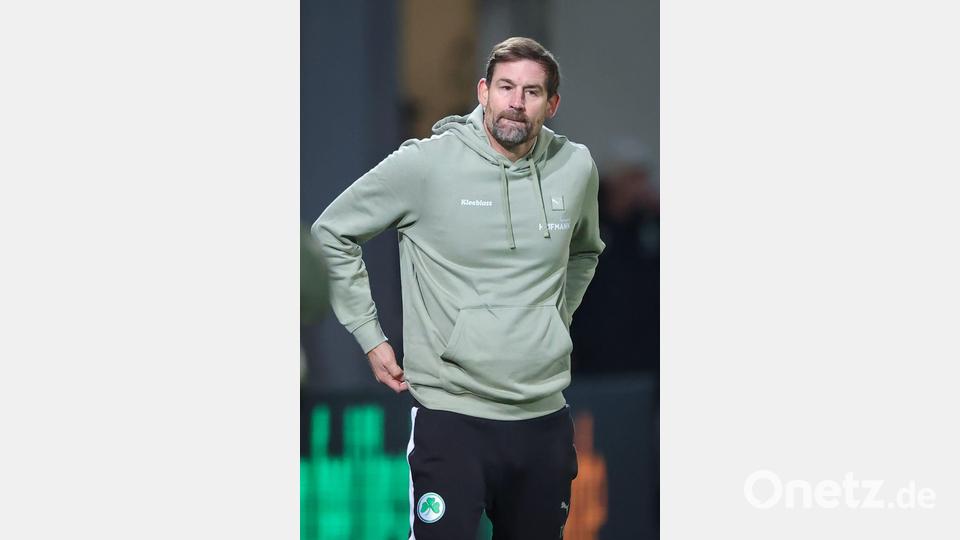 Auch im DFB-Pokal wird Thomas Kleine die Fürther coachen. Bild: Daniel Karmann/dpa