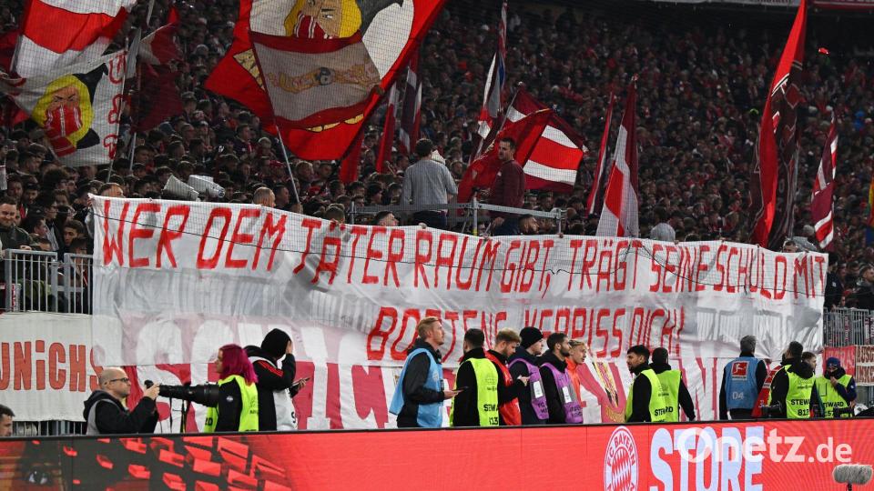 Bayern-Fans entrollten beim Duell gegen Dortmund ein Transparent gegen Ex-Profi Jérôme Boateng. Bild: Sven Hoppe/dpa