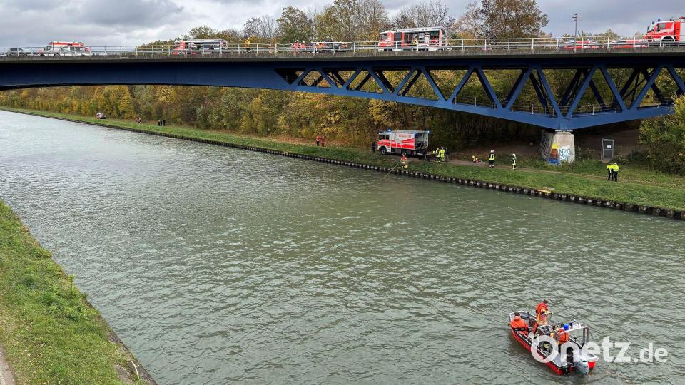 Rettungskräfte der Feuerwehr sind an der Unfallstelle auf der Bundesstraße 4 an einer Brücke über den Mittellandkanal im Einsatz. Bild: Benjamin Müller/dpa