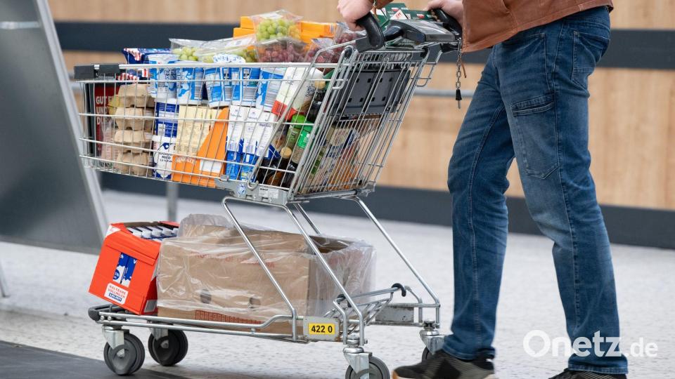 Lebensmittel sind teils deutlich teurer geworden. (Archivbild) Bild: Sebastian Kahnert/dpa