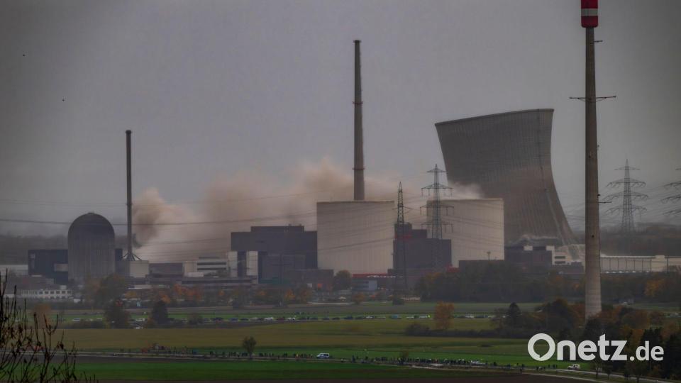 Erst fiel der linke Turm, dann der rechte. Bild: Peter Kneffel/dpa