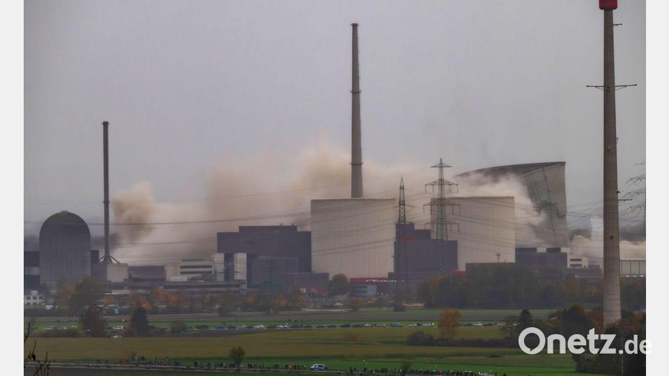 Spektakuläre Sprengung in Gundremmingen: Kühltürme des AKW kollabieren in sich zusammen Bild: Peter Kneffel/dpa