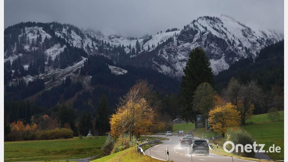 Auch auf den Bergen bei Bad Hindelang liegt Schnee. Bild: Karl-Josef Hildenbrand/dpa