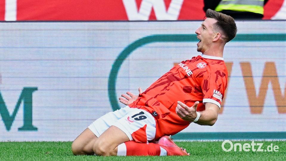 Daniel Hanslik jubelte über das 1:0 des FCK gegen Nürnberg Bild: Uwe Anspach/dpa