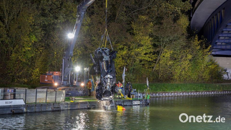 Die Bergung war laut Feuerwehr kompliziert. Bild: Stefan Sobotta/dpa