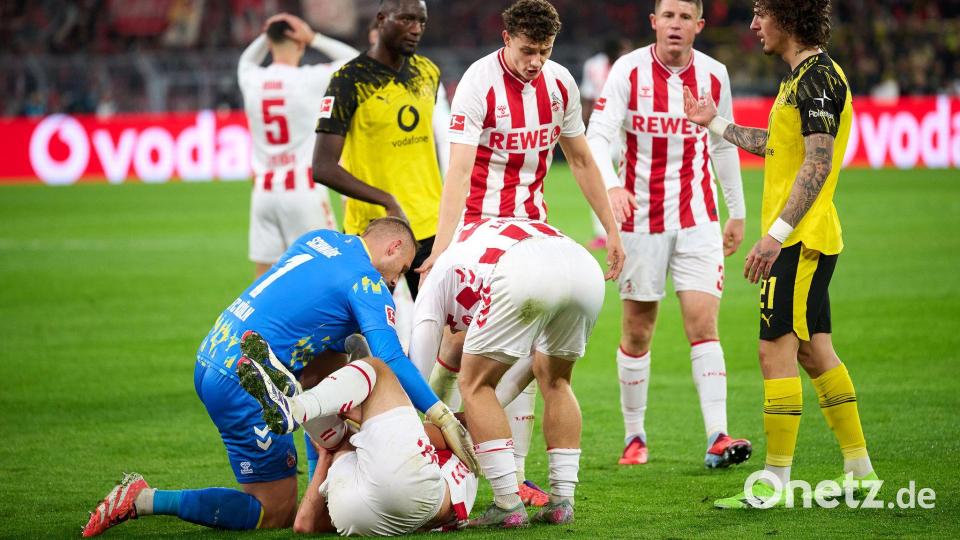 Offenbar schwer verletzt: Timo Hübers umringt von seinen Kölner Mitspielern Bild: Bernd Thissen/dpa
