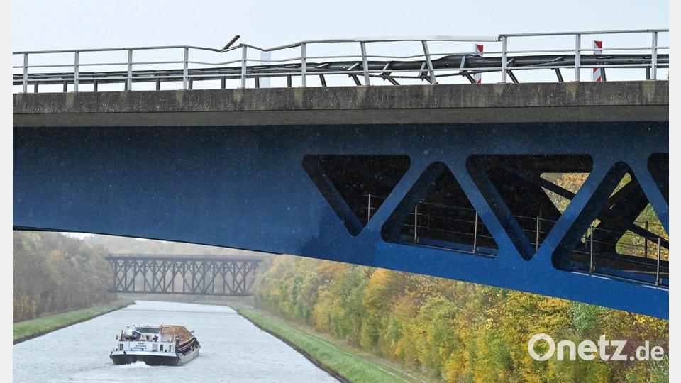 Die Polizei ermittelt die Hintergründe des Unfalls an der Brücke. Bild: Swen Pförtner/dpa