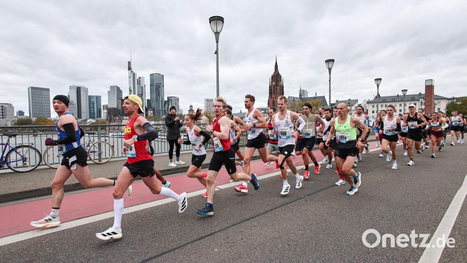 Läufer überqueren die Alte Brücke, im Hintergrund ist die Skyline zu sehen. Der Frankfurt-Marathon ist der älteste City-Marathon Deutschlands. Bild: Hannes P. Albert/dpa