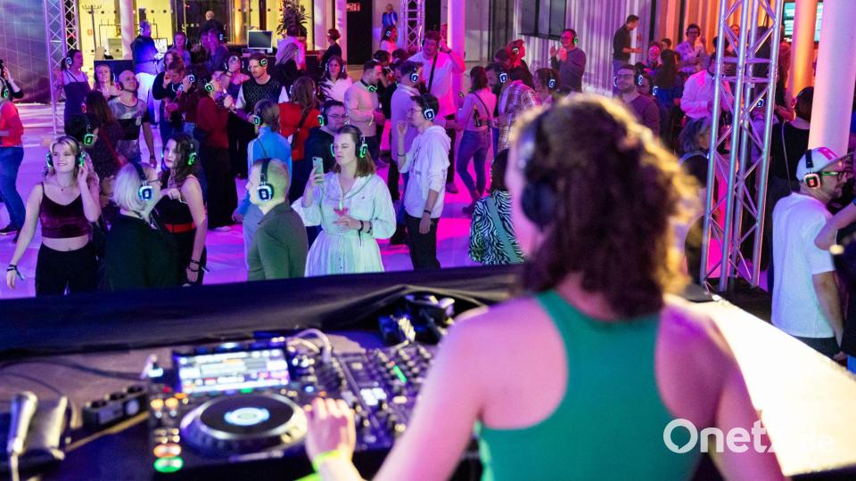 Hunderte Partygäste haben in Niedersachsens Landtag gefeiert. Bild: Michael Matthey/dpa